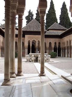 El patio de los Leones de la Alhambra (Granada)