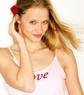 Gesto de de seducción de agitar la cabeza y mover el cabello Gesto de de seducción de agitar la cabeza y mover el cabello