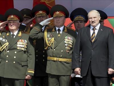 Bombardeo en Bielorrusia de ositos de peluche por la libertad.