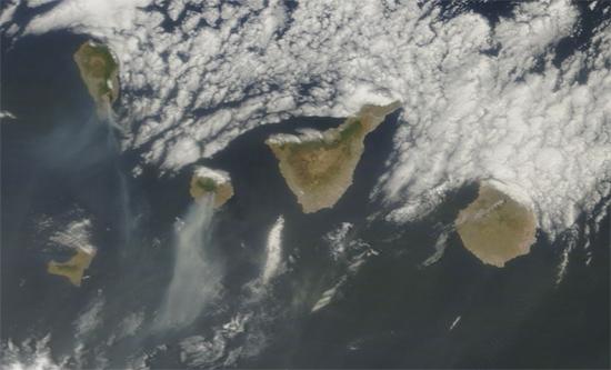Imagen satélite (05.08.2012) de los incendios en La Palma y La Gomera