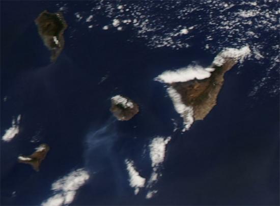 Imagen satélite (06.08.2012) de los incendios en La Palma y La Gomera