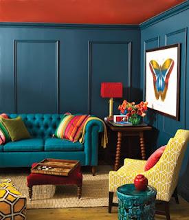 muebles-colores-brillantes-decoracion-hogar-pared-azul