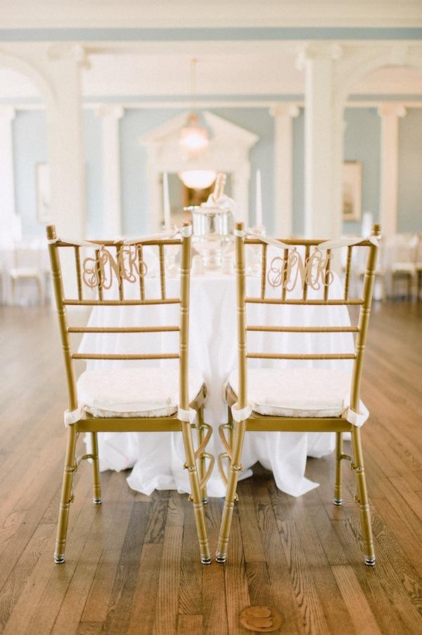 ¡Decoramos las sillas de los novios! ¡Decoramos las sillas de los novios!
