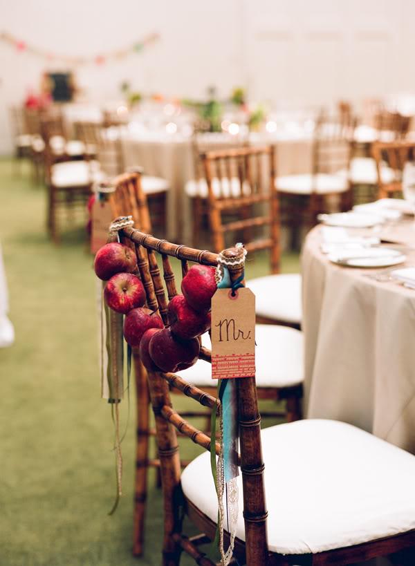 ¡Decoramos las sillas de los novios! ¡Decoramos las sillas de los novios!