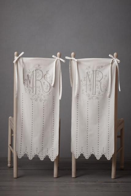 ¡Decoramos las sillas de los novios! ¡Decoramos las sillas de los novios!