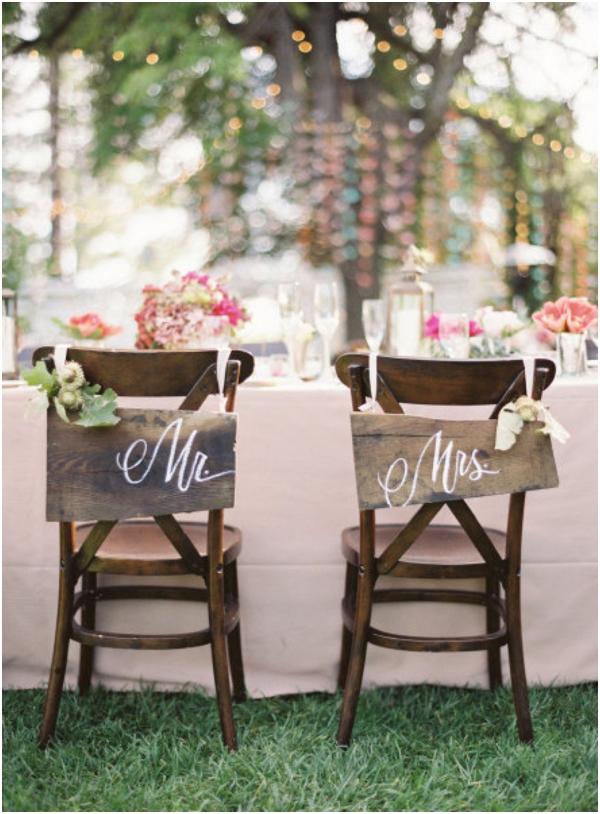 ¡Decoramos las sillas de los novios! ¡Decoramos las sillas de los novios!