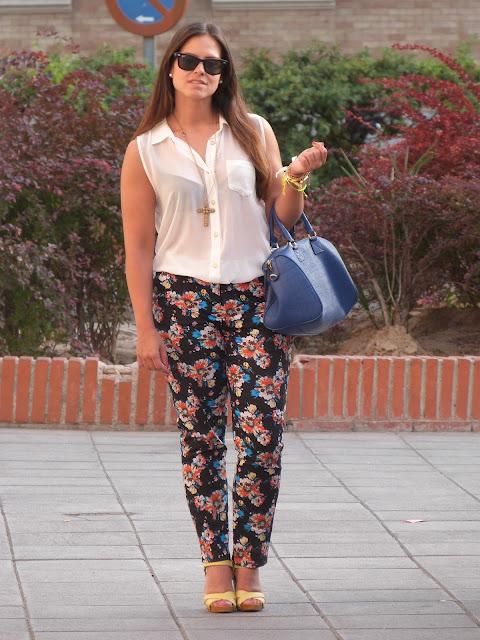 Pantalones de flores y camisa blanca transparente Pantalones de flores y camisa blanca transparente