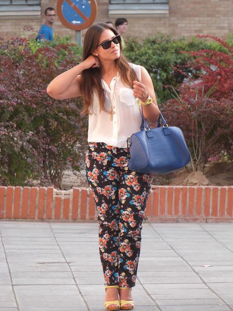 Pantalones de flores y camisa blanca transparente Pantalones de flores y camisa blanca transparente