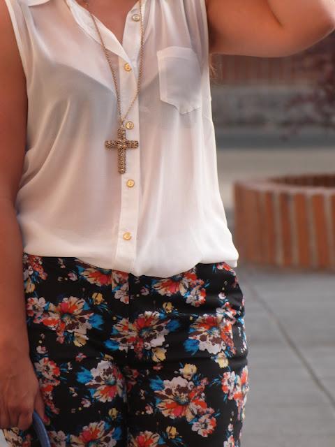 Pantalones de flores y camisa blanca transparente Pantalones de flores y camisa blanca transparente