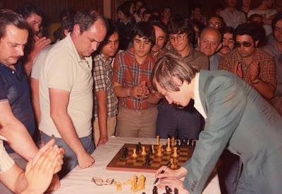 Karpov firmando una planilla Karpov firmando la partida jugada contra Leandre