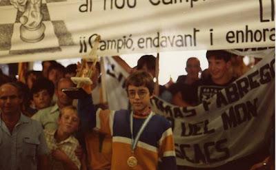 Lluís Comas, Campeón del Mundo Infantil en 1984, mostrando el trofeo Lluis Comas, Campeón del Mundo de Ajedrez Infantil en 1984