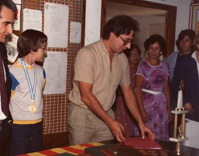 Un jovencito Lluís Comas, atento a las indicaciones LLuis Comas