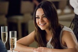 Mila Kunis es Lori, la novia de John, el mejor amigo de Ted