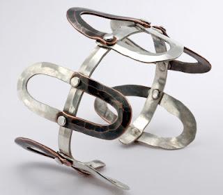 La línea, reina en las joyas de Alexander Calder