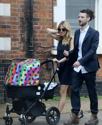 Sienna Miller pasea a su bebé en el cochecito de moda, el Bugaboo Missoni
