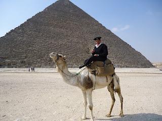 Policía frente a la Gran Pirámide, Egipto