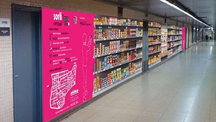 Supermercados Virtuales: Futuro o Realidad En un largo pasillo se pueden mostrar hasta 400 productos. Cada uno de ellos lleva un código QR especial que basta fotografiar con el móvil para añadir al 'carrito de la compra'