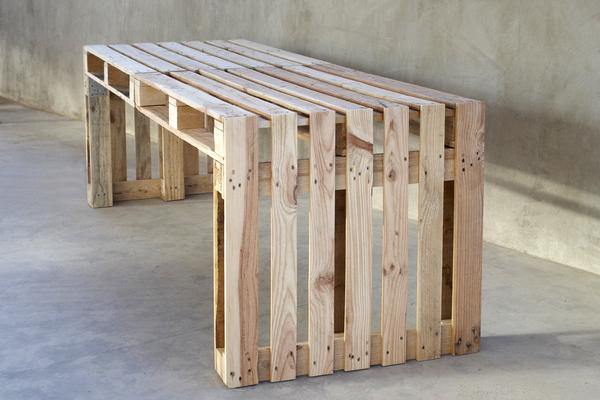 mesa hecha con pallets El palet industrial como materia prima