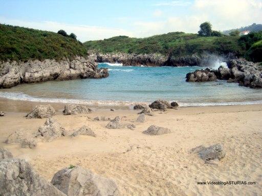 Playa de Buelna en Llanes: Pequeña y recogida