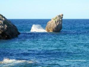 Playa de Buelna en Llanes: Peña inclinada