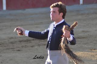 MIGUEL ÁNGEL SERRANO CORTA DOS OREJAS Y RABO EN VILLAVICIOSA MIGUEL ÁNGEL SERRANO CORTA DOS OREJAS Y RABO EN VILLAVICIOSA