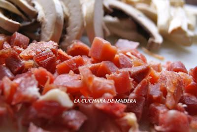 CALAMARES CON CHAMPIÑONES Y JAMÓN CALAMARES CON CHAMPIÑONES Y JAMÓN