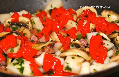 CALAMARES CON CHAMPIÑONES Y JAMÓN CALAMARES CON CHAMPIÑONES Y JAMÓN