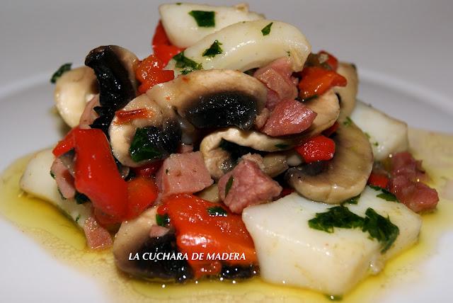 CALAMARES CON CHAMPIÑONES Y JAMÓN CALAMARES CON CHAMPIÑONES Y JAMÓN