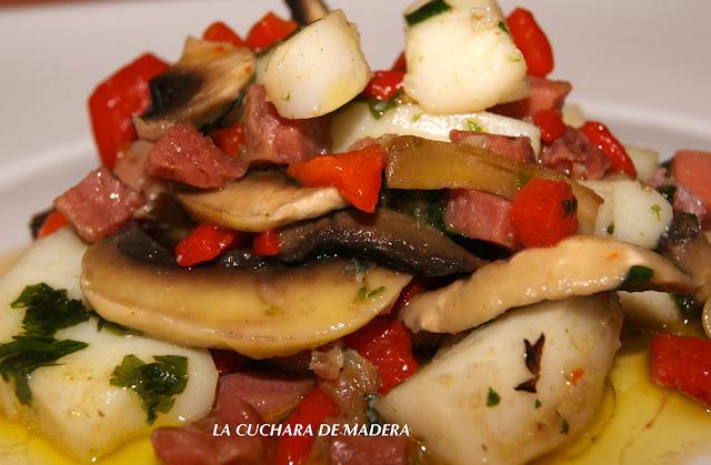 CALAMARES CON CHAMPIÑONES Y JAMÓN CALAMARES CON CHAMPIÑONES Y JAMÓN