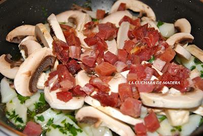 CALAMARES CON CHAMPIÑONES Y JAMÓN CALAMARES CON CHAMPIÑONES Y JAMÓN