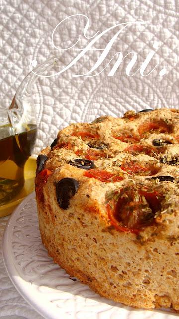 HOGAZA DE PAN INTEGRAL CON PATATA, TOMATITOS, ACEITUNAS Y ORÉGANO. HOGAZA DE PAN INTEGRAL CON PATATA, TOMATITOS, ACEITUNAS Y ORÉGANO.