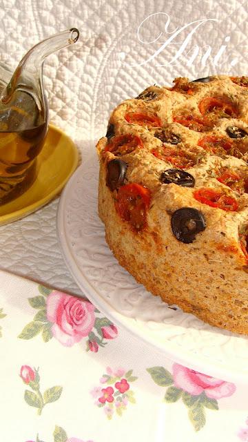 HOGAZA DE PAN INTEGRAL CON PATATA, TOMATITOS, ACEITUNAS Y ORÉGANO. HOGAZA DE PAN INTEGRAL CON PATATA, TOMATITOS, ACEITUNAS Y ORÉGANO.