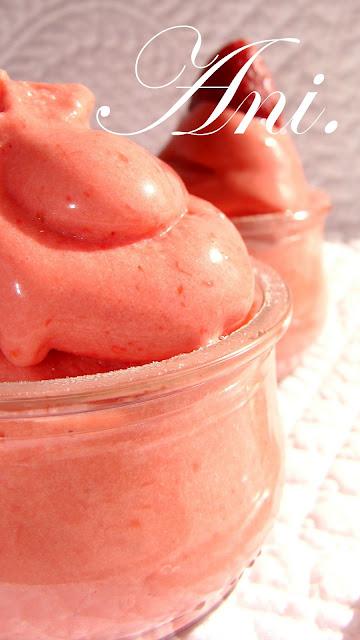 HELADO DE FRESAS CON NATA. HELADO DE FRESAS CON NATA.