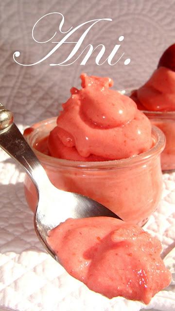 HELADO DE FRESAS CON NATA. HELADO DE FRESAS CON NATA.