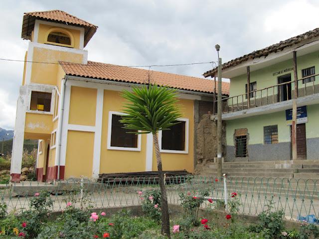 Crónicas mochileras en Conchucos : caminando hacia las ruinas de Marcajirca Crónicas mochileras en Conchucos : caminando hacia las ruinas de Marcajirca