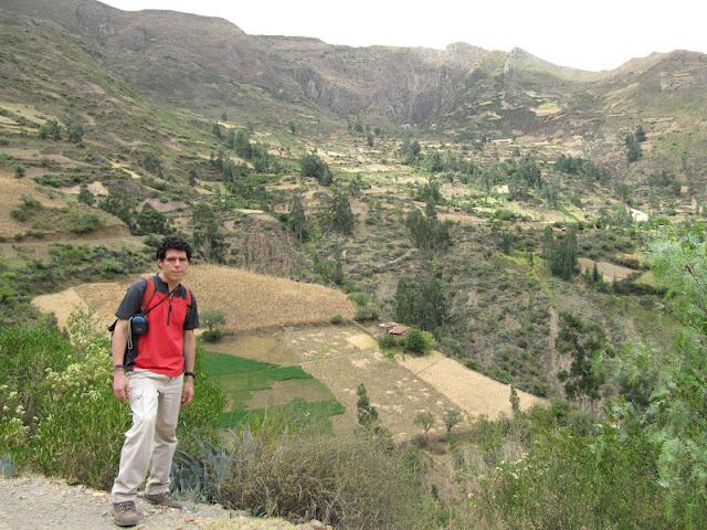 Crónicas mochileras en Conchucos : caminando hacia las ruinas de Marcajirca Crónicas mochileras en Conchucos : caminando hacia las ruinas de Marcajirca