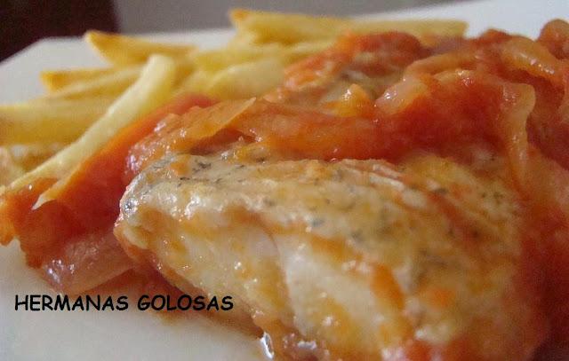 MERLUZA EN SALSA DE TOMATE Y VERDURAS CON PATATAS FRITAS MERLUZA EN SALSA DE TOMATE Y VERDURAS CON PATATAS FRITAS