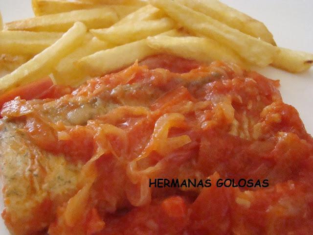 MERLUZA EN SALSA DE TOMATE Y VERDURAS CON PATATAS FRITAS MERLUZA EN SALSA DE TOMATE Y VERDURAS CON PATATAS FRITAS