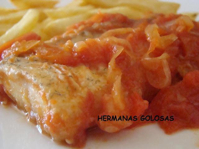 MERLUZA EN SALSA DE TOMATE Y VERDURAS CON PATATAS FRITAS MERLUZA EN SALSA DE TOMATE Y VERDURAS CON PATATAS FRITAS