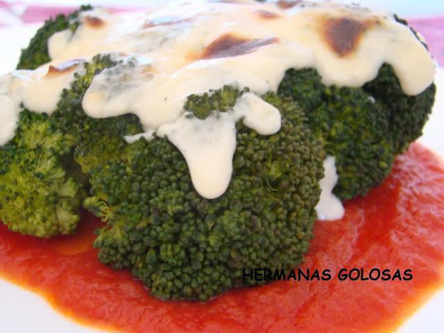 BROCOLI EN SALSA DE TOMATE CON BECHAMEL DE ROQUEFORT BROCOLI EN SALSA DE TOMATE CON BECHAMEL DE ROQUEFORT