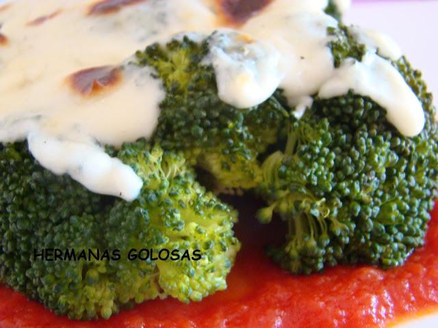 BROCOLI EN SALSA DE TOMATE CON BECHAMEL DE ROQUEFORT BROCOLI EN SALSA DE TOMATE CON BECHAMEL DE ROQUEFORT