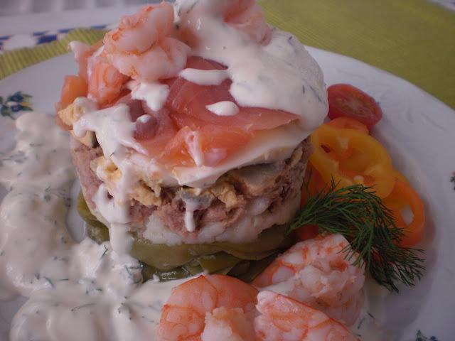 ENSALADA TIBIA DE ATUN, LANGOSTINOS Y SALMON CON SALSA DE ENELDO ENSALADA TIBIA DE ATUN, LANGOSTINOS Y SALMON CON SALSA DE ENELDO