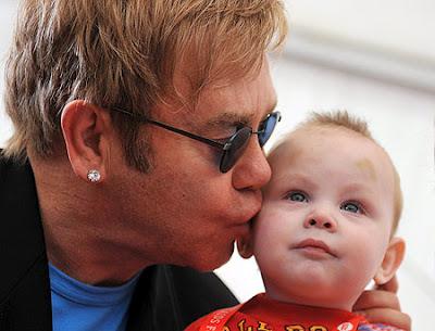 A Elton John le preocupa la posible discrimación que sufra su hijo en el futuro
