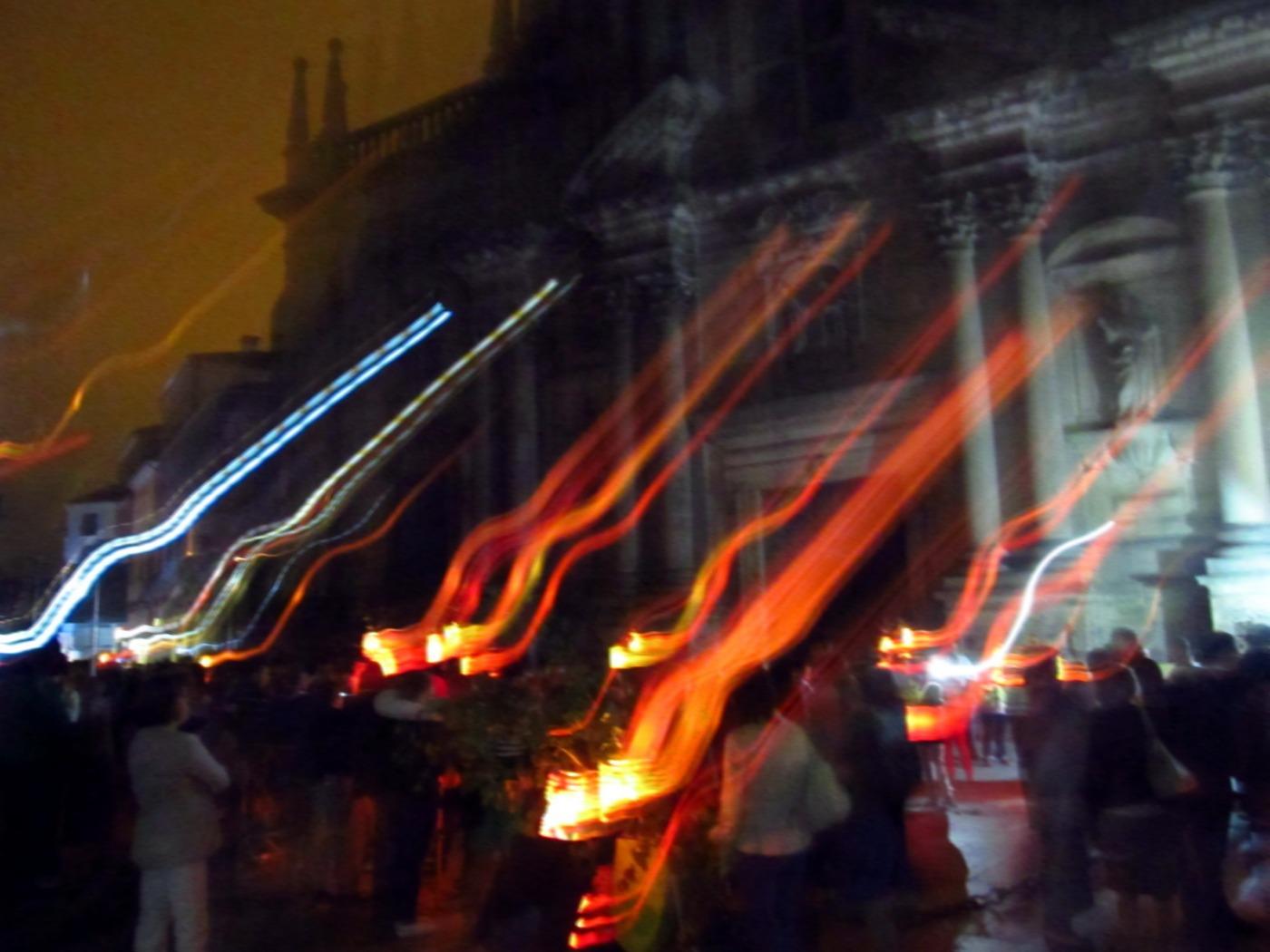 CameraMovement_IMG_3736 Mientras la gente se desplazaba con sus farolillos y linternas, yo movía mi cámara...