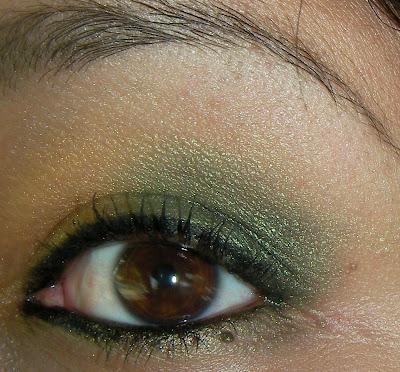 Look verde y dorado .