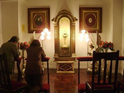 La Iglesia se niega a bendecirles las hostias. La Iglesia se niega a bendecirles las hostias.