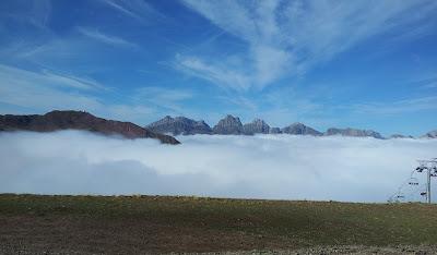 Mar de nubes y arco iris blanco (en el Pirineo aragonés) Mar de nubes y arco iris blanco (en el Pirineo aragonés)