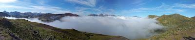 Mar de nubes y arco iris blanco (en el Pirineo aragonés) Mar de nubes y arco iris blanco (en el Pirineo aragonés)