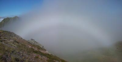 Mar de nubes y arco iris blanco (en el Pirineo aragonés) Mar de nubes y arco iris blanco (en el Pirineo aragonés)