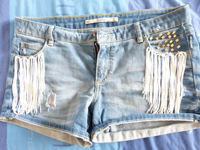 DIY: Short denim + tachas y flecos DIY: Short denim + tachas y flecos